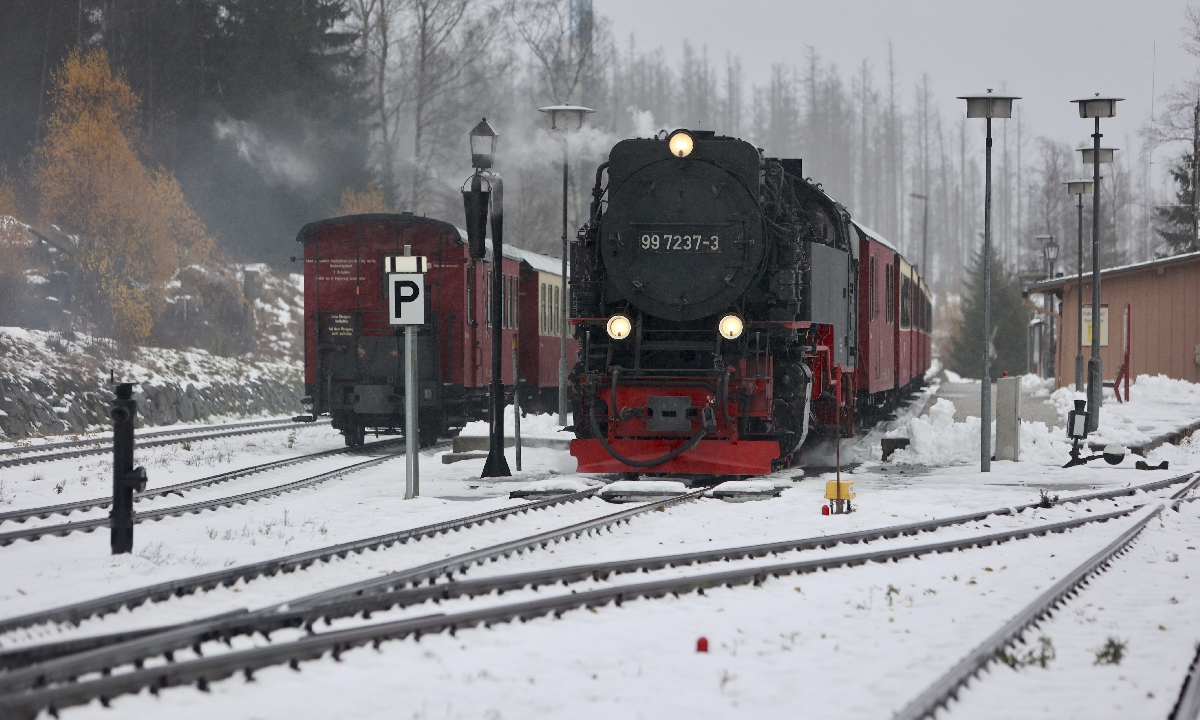 

A train stands in Schierke station in Saxony-Anhalt, Germany, on November 19, 2024. Train services to the Brocken have been suspended for the day due to a winter storm warning. Photo: VCG