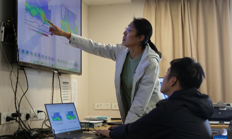 Meteorologist Liu Sufang (L) studies weather conditions and plans navigation route aboard China's research icebreakers Xuelong 2. Currently on China's 41st Antarctic expedition, research icebreakers Xuelong and Xuelong 2, or Snow Dragon and Snow Dragon 2, will begin to plough through the belt of prevailing westerlies, nicknamed the rolling forties, on Tuesday. (Photo: Xinhua)