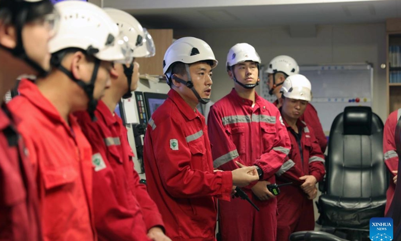 Chief engineer Li Wenming (4th L) speaks after a power loss drill aboard China's research icebreaker Xuelong 2. Currently on China's 41st Antarctic expedition, research icebreakers Xuelong and Xuelong 2, or Snow Dragon and Snow Dragon 2, will begin to plough through the belt of prevailing westerlies, nicknamed the rolling forties, on Tuesday. (Photo: Xinhua)