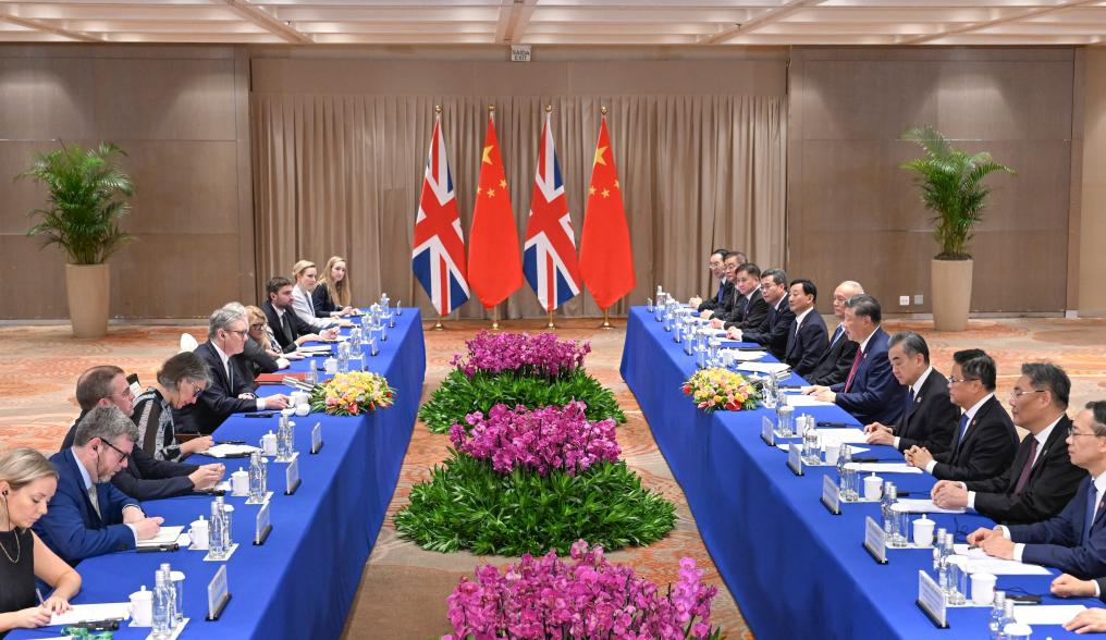 Chinese President Xi Jinping meets with British Prime Minister Keir Starmer on the sidelines of the G20 Leaders' Summit in Rio de Janeiro, Brazil, Nov. 18, 2024. (Photo: Xinhua)