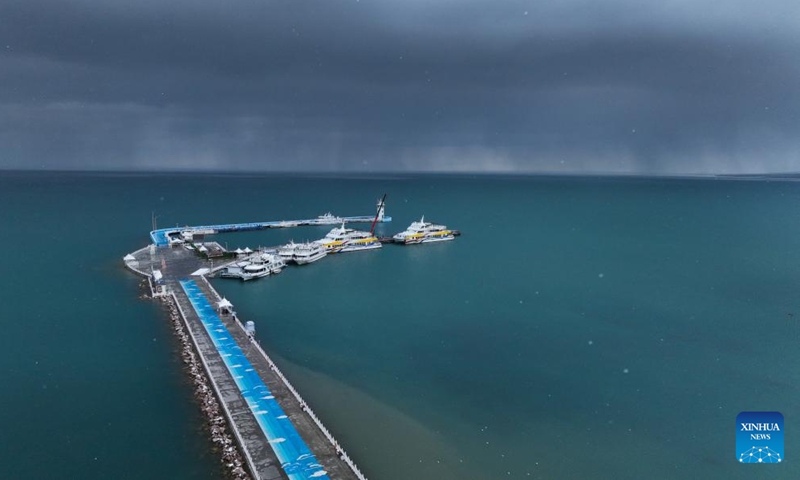 An aerial drone photo taken on Nov. 18, 2024 shows a dock for tourist boating service in Qinghai Lake in northwest China's Qinghai Province. (Photo: Xinhua)