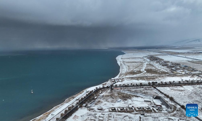 An aerial drone photo taken on Nov. 18, 2024 shows a snow scenery of Qinghai Lake in northwest China's Qinghai Province. (Photo: Xinhua)