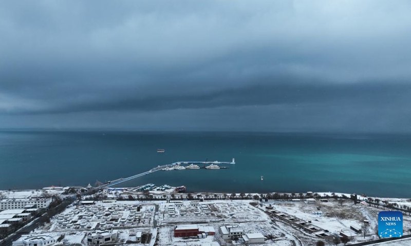 An aerial drone photo taken on Nov. 18, 2024 shows a snow scenery of Qinghai Lake in northwest China's Qinghai Province. (Photo: Xinhua)