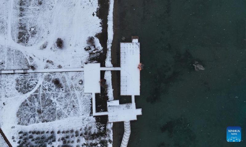 An aerial drone photo taken on Nov. 18, 2024 shows a snow scenery of Qinghai Lake in northwest China's Qinghai Province. (Photo: Xinhua)