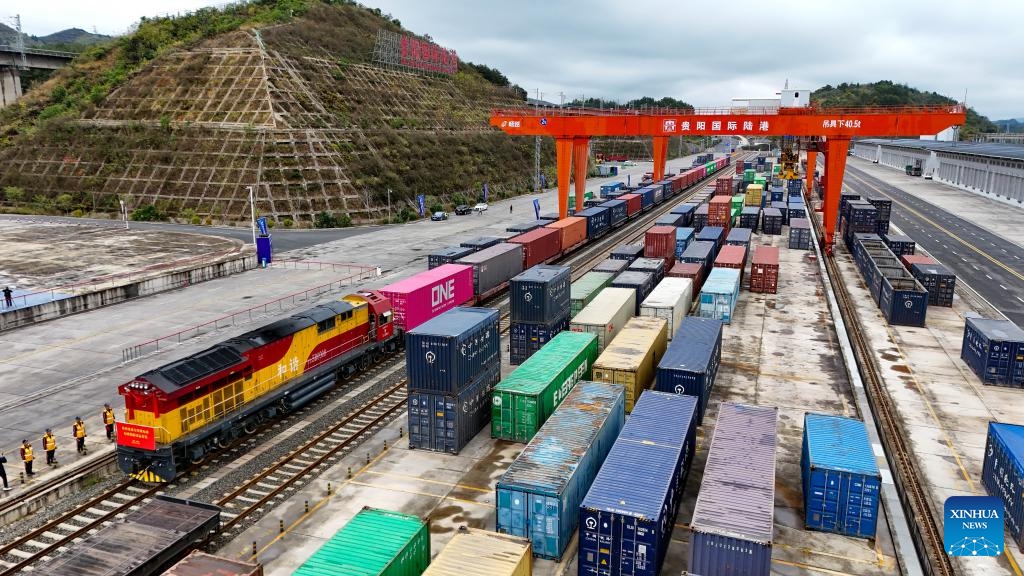 An aerial drone photo taken on Nov. 19, 2024 shows a train loaded with lithium batteries for traction purposes at Dulaying international land-sea logistics port in Guiyang, southwest China's Guizhou Province. Three trains loaded with lithium batteries for traction purposes departed separately from Chongqing, Guiyang and Yibin on Tuesday, marking the first large scale test run for rail transportation of such batteries in China. (Photo: Xinhua)