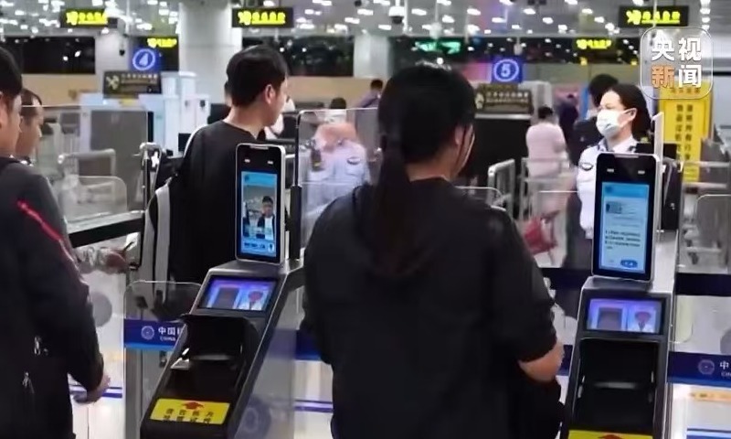 Passengers are going through customs at Gongbei Port. At midnight on Wednesday, Zhuhai's Gongbei Port in South China's Guangdong Province officially operated its pilot card-free channel, as one of the first ports in China to adopt this customs system. Photo: Screenshot from the CCTV News