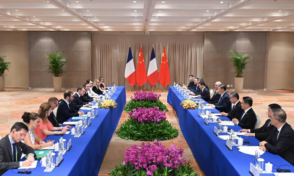 Chinese President Xi Jinping meets with French President Emmanuel Macron on the sidelines of the G20 Leaders' Summit in Rio de Janeiro, Brazil, Nov. 19, 2024. (Photo: Xinhua)