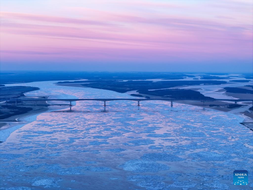 An aerial drone photo taken on Nov. 19, 2024 shows a view of the Songhua River covered in drifting ice in Fujin City, northeast China's Heilongjiang Province. As temperature drops, drifting ice occurred gradually in various sections of Songhua River. (Photo: Xinhua)