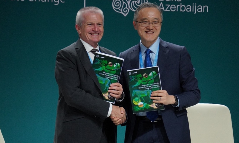 Photo: On November 15, 2024, IUCN Deputy Director General Stewart Maginnis and LONGi’s Vice President and Chief Sustainability Officer Zhang Haimeng jointly release the Photovoltaic Promotion for Climate Action and Biodiversity Conservation Initiative at COP29.