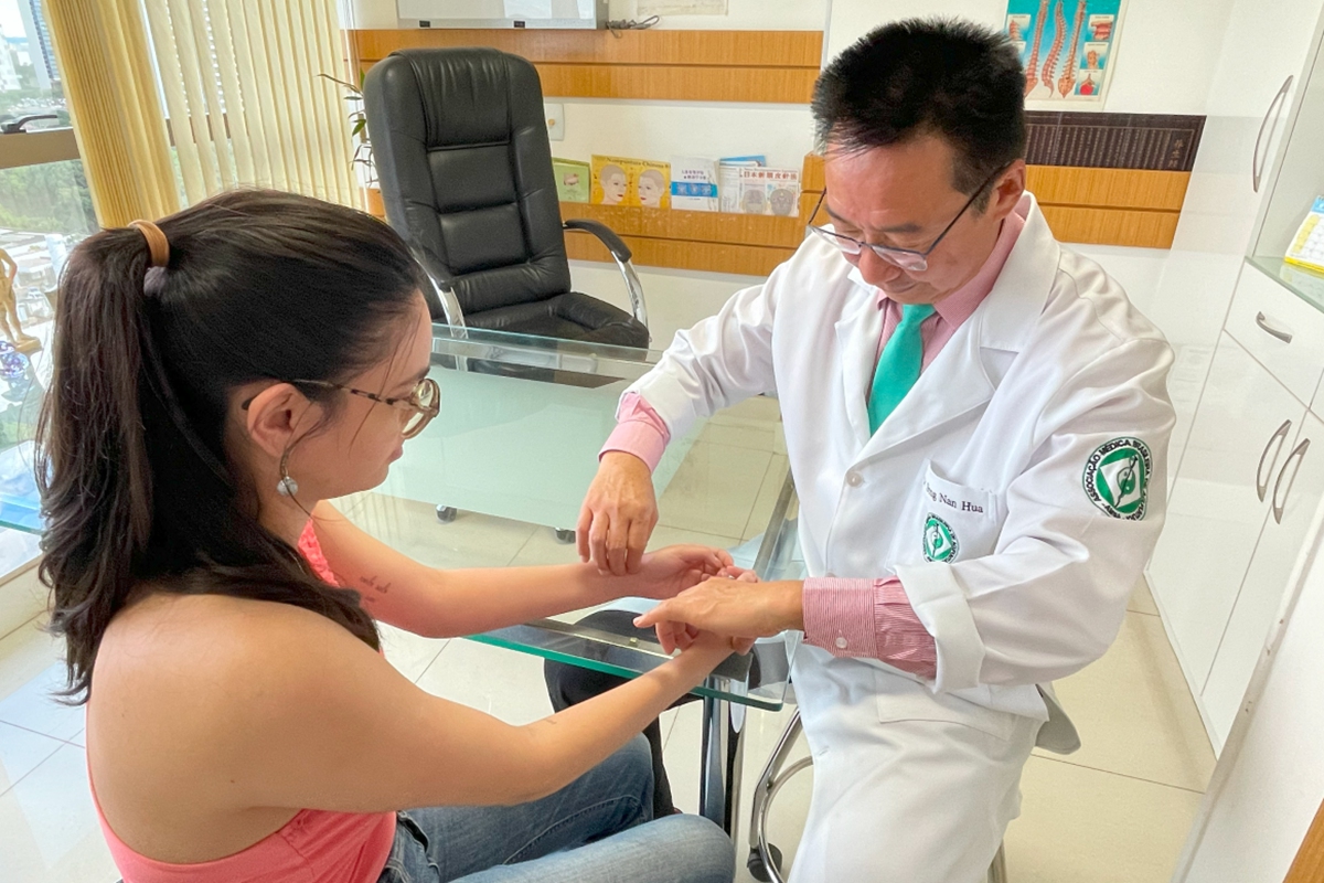 Dr Song Nanhua, a Chinese-Brazilian physician, takes a Brazilian patient's pulse after acupuncture treatment in Brasilia on November 18, 2024. Photo: Wang Qi/GT