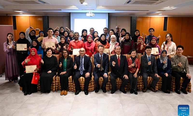 Participants pose for a group photo during a ceremony marking the graduation of a Chinese language training program for Malaysian government officials in Kuala Lumpur, Malaysia, Nov. 20, 2024. (Xinhua/Cheng Yiheng)