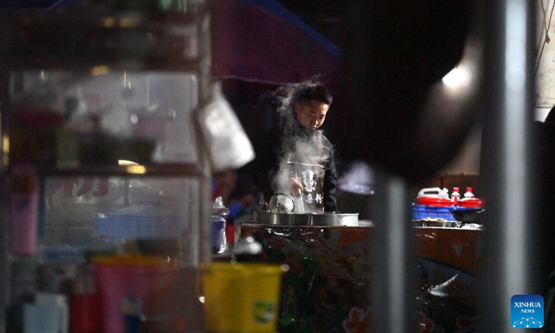 A stall owner prepares breakfast for customers at a morning market in Chengtuan Town of Liuzhou, south China's Guangxi Zhuang Autonomous Region, Nov. 20, 2024. With various choices, delicious taste and affordable price, breakfast at the morning market in Chengtuan Town is deeply loved by local residents. It has also become popular on the internet, attracting more and more tourists to experience its unique. (Xinhua/Huang Xiaobang)