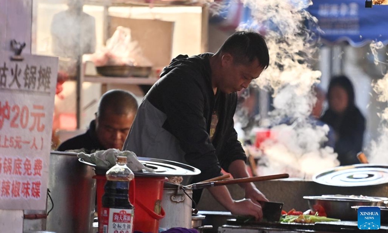 A stall owner prepares breakfast for customers at a morning market in Chengtuan Town of Liuzhou, south China's Guangxi Zhuang Autonomous Region, Nov. 20, 2024. With various choices, delicious taste and affordable price, breakfast at the morning market in Chengtuan Town is deeply loved by local residents. It has also become popular on the internet, attracting more and more tourists to experience its unique. (Xinhua/Huang Xiaobang)