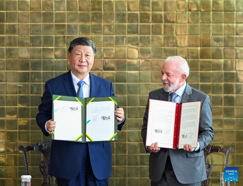 Chinese President Xi Jinping and his Brazilian counterpart Luiz Inacio Lula da Silva sign and issue a joint statement on jointly building the China-Brazil community with a shared future for a more just world and a more sustainable planet in Brasilia, Brazil, Nov. 20, 2024. (Xinhua/Xie Huanchi)