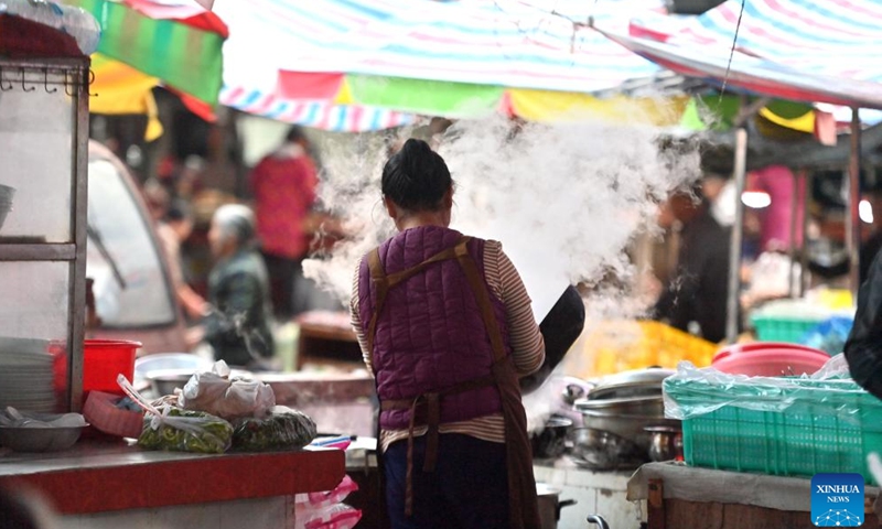 A stall owner prepares breakfast for customers at a morning market in Chengtuan Town of Liuzhou, south China's Guangxi Zhuang Autonomous Region, Nov. 20, 2024. With various choices, delicious taste and affordable price, breakfast at the morning market in Chengtuan Town is deeply loved by local residents. It has also become popular on the internet, attracting more and more tourists to experience its unique. (Xinhua/Huang Xiaobang)