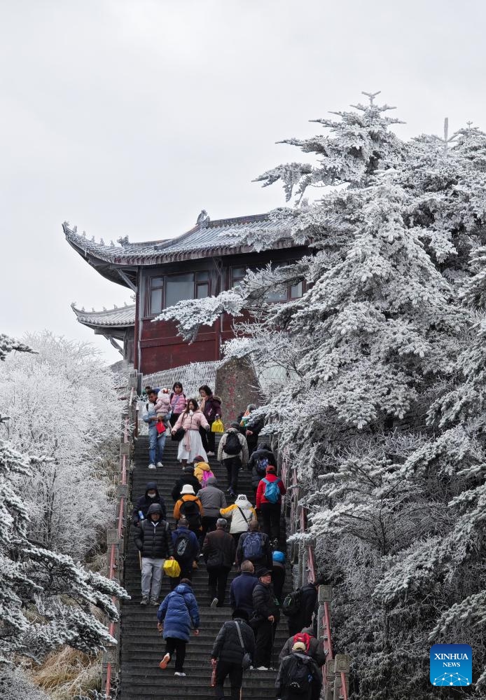 People visit the summit of Mount Emei, or Jinding in Chinese, in southwest China's Sichuan Province, Nov. 20, 2024. (Xinhua/Liu Lianfen)