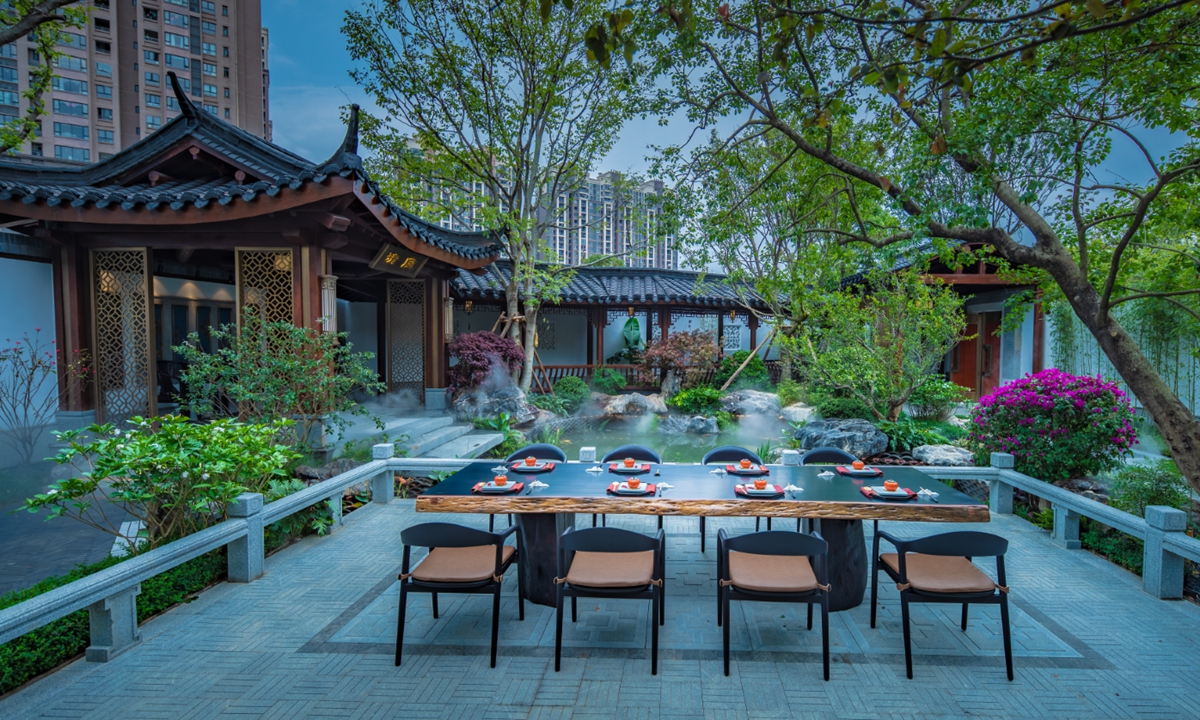 A dining table in a traditional Chinese yard Photo: VCG