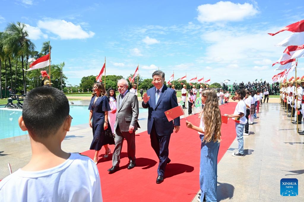 Brazilian President Luiz Inacio Lula da Silva and his wife Rosangela da Silva warmly welcome Chinese President Xi Jinping and hold a grand welcome ceremony for Xi, prior to the talks between Xi and Lula, in Brasilia, Brazil, Nov. 20, 2024. Xi on Wednesday held talks with Lula in Brasilia. (Xinhua/Li Xueren)