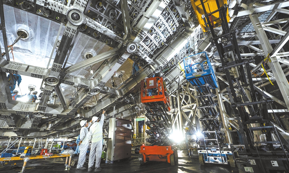 Working staff install equipment into the JUNO veto detector system which is designed for cosmic muon detection and background reduction. Photo: Courtesy of IHEP
