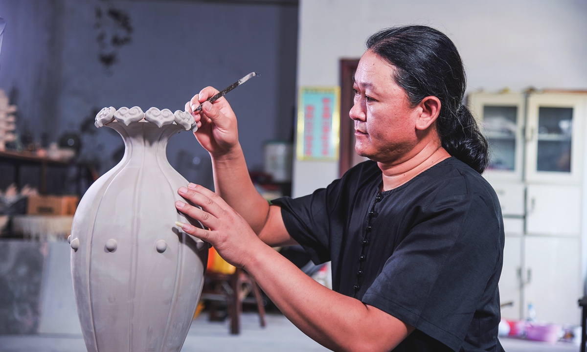 Qi Huisuo, inheritor of Jun porcelain making technique Photos: Courtesy of Song Dynasty Royal Kiln