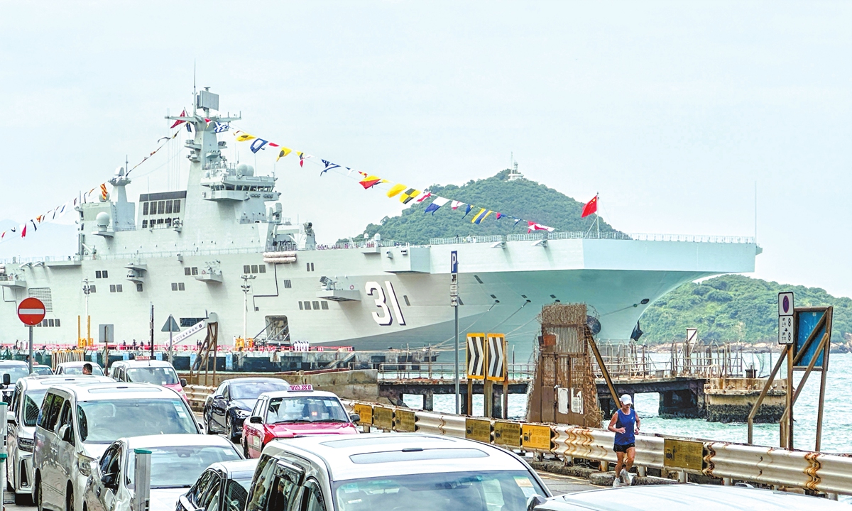 The Chinese People's Liberation Army (PLA) Navy's <em>Hainan</em> amphibious assault ship is docked at a pier in Hong
Kong on November 22, 2024. A formation consisting of the PLA Navy's <em>Hainan</em> and <em>Changsha</em> missile destroyer
arrived in Hong Kong on the previous day to begin a fi ve-day visit. Photo: VCG