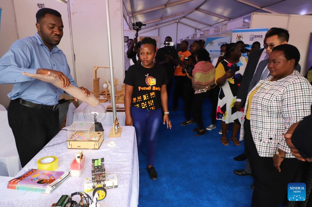 An exhibitor shows a prosthetic hand to Ugandan Prime Minister Robinah Nabbanja (R) during a job fair in Kampala, Uganda, on Nov. 21, 2024. The Ugandan government and Chinese technology firm Huawei on Thursday launched a two-day job fair aimed at promoting youth employment in the information, communication and technology (ICT) sector. (Photo by Ronald Ssekandi/Xinhua) 