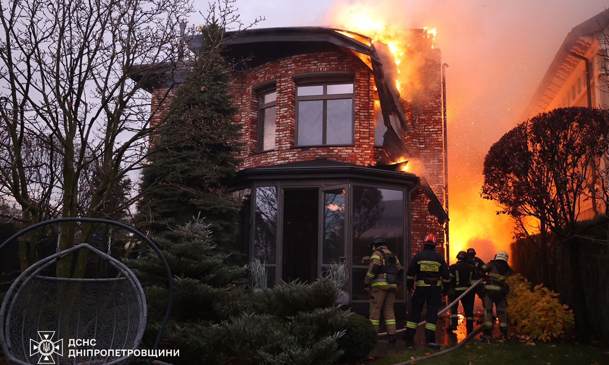 Ukrainian firefighters work on a spot following an air-attack in Dnipro, Ukraine, on November 21, 2024. Photo: VCG