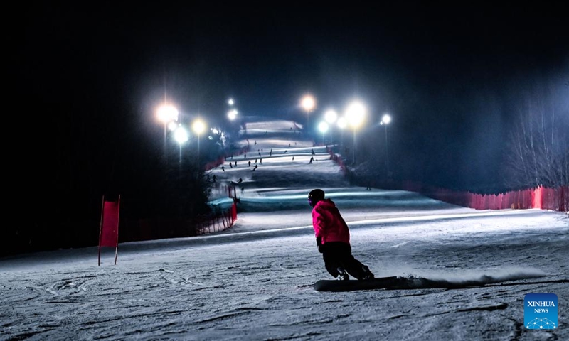 A skier enjoys the sport at the Wanke Songhua Lake Ski Resort in Jilin City, northeast China's Jilin Province, on Nov. 22, 2024. Following the recent snowfall and drop in temperature, a new ski season has kicked off in northeast China's Jilin Province. (Photo: Xinhua)