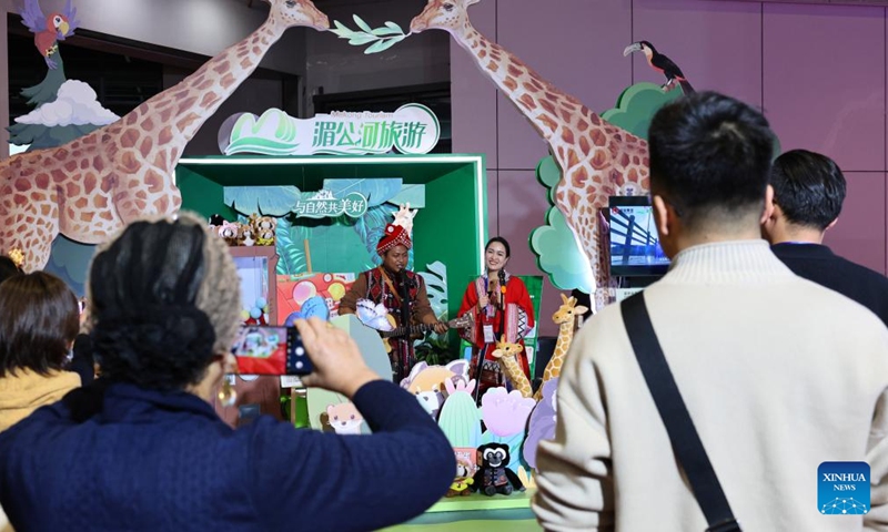 Visitors watch performances at the booth of Mekong Tourism during the China International Travel Mart 2024 in east China's Shanghai, Nov. 22, 2024. The China International Travel Mart 2024, organized by the Ministry of Culture and Tourism, kicked off Friday in Shanghai, bringing together exhibitors from over 80 countries and regions. The three-day fair has attracted more than 1,000 international exhibitors and nearly 600 travel agencies, along with over 600 offline buyer-seller meetings, according to the organizers. (Photo: Xinhua)