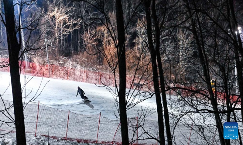 A skier enjoys the sport at the Wanke Songhua Lake Ski Resort in Jilin City, northeast China's Jilin Province, on Nov. 22, 2024. Following the recent snowfall and drop in temperature, a new ski season has kicked off in northeast China's Jilin Province. (Photo: Xinhua)