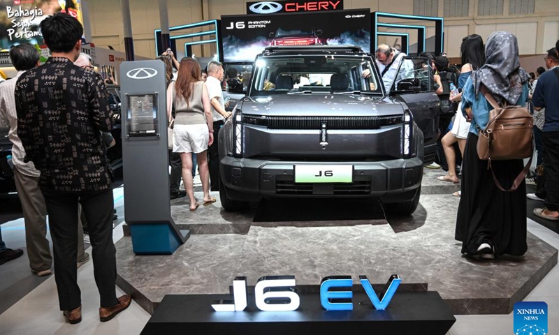 Visitors view a vehicle displayed at the booth of Chinese auto brand Chery during opening of Gaikindo Jakarta Auto Week (GJAW) 2024 in Tangerang, Banten Province, Indonesia, Nov. 22, 2024. The auto show is held here from Nov. 22 to Dec. 1. (Xinhua/Agung Kuncahya B.)