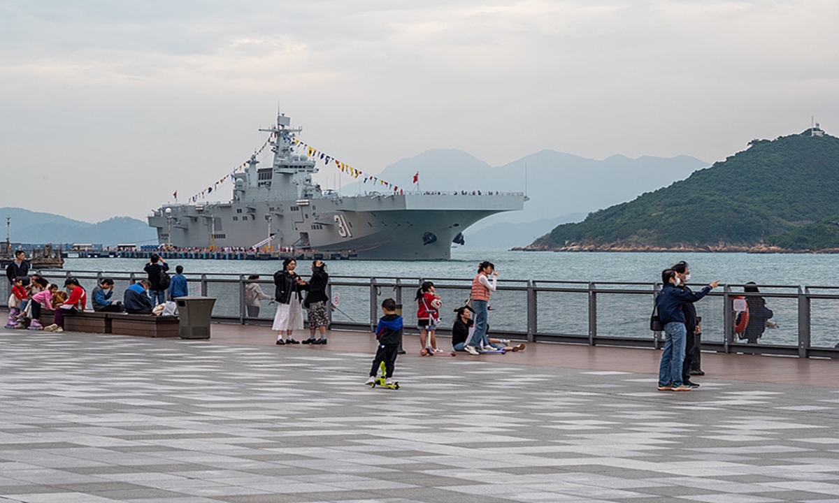 China's self-developed Type 075 amphibious assault ship, Hainan, along with the Type 052D guided missile destroyer, Changsha dock at the port in Hong Kong, which attract many local netizens, on November 23, 2024. Photo: VCG