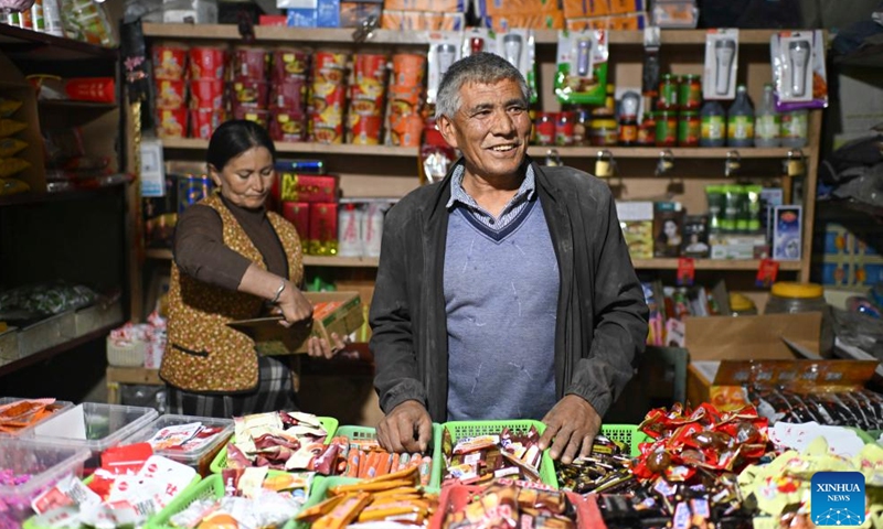 This photo taken on Nov. 5, 2024 shows villagers running a small shop at the scenic spot in the former site of Daliyabuyi Village, Yutian County of northwest China's Xinjiang Uygur Autonomous Region.(Xinhua/Hu Huhu)