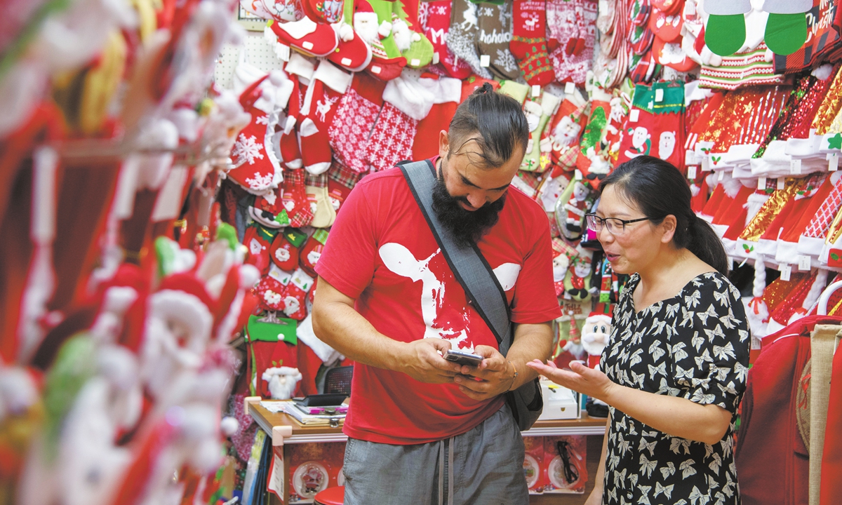 A Chinese vendor discusses business with a foreign client at China Yiwu International Trade City in Yiwu, East China's Zhejiang Province on July 9, 2024. Photo: VCG