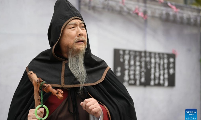 An actor performs drama the Phoenix hair clip in a street in Tianjin, north China, Nov. 24, 2024.(Xinhua/Li Ran)