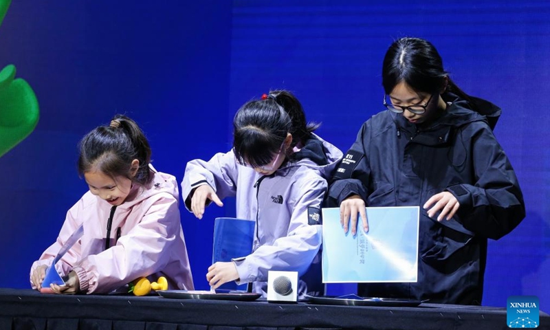 Young audiences conduct scientific experiments at the annual Pineapple Science Award in Hangzhou, the capital of east China's Zhejiang Province, Nov. 23, 2024. (Xinhua)