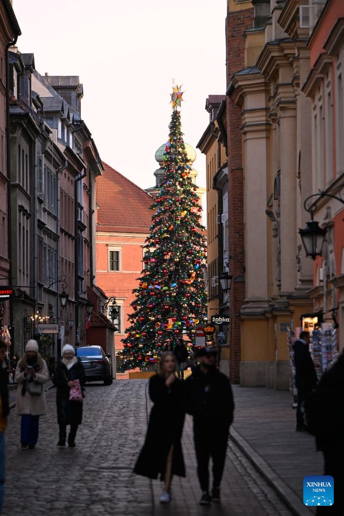 A Christmas tree is seen in the Old Town of Warsaw, Poland, on Nov. 25, 2024. (Photo: Xinhua)