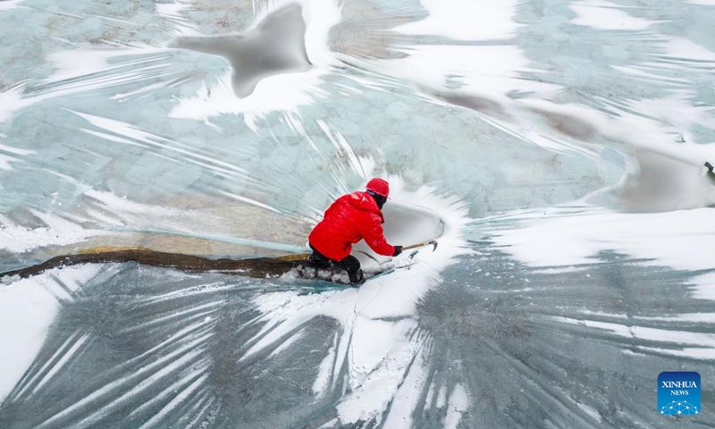 An aerial drone photo shows a staff member removing the thermal insulation material covering an ice cube reserve ahead of the construction of the 26th Harbin Ice-Snow World in Harbin, northeast China's Heilongjiang Province, Nov. 26, 2024. (Photo: Xinhua)