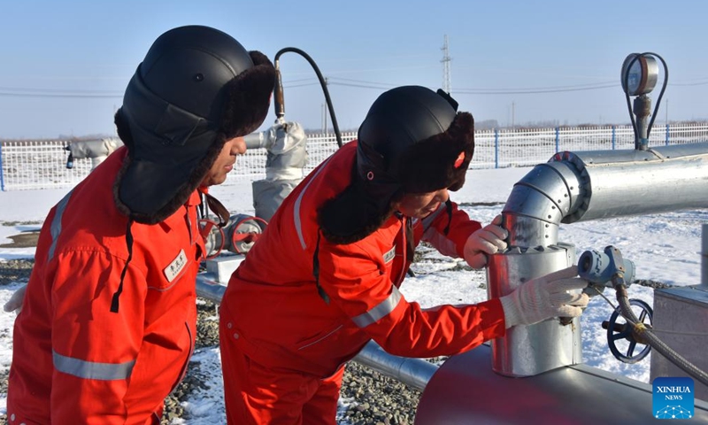 Workers check the pressure of a shale oil well of Jiqing Oilfield, in northwest China's Xinjiang Uygur Autonomous Region, Nov. 24, 2024.(Photo: Xinhua)