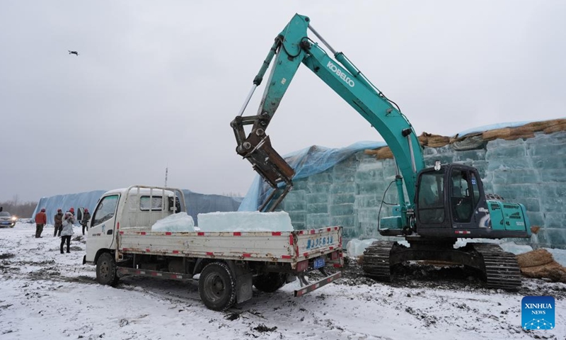 An engineering vehicle helps transport ice cubes to be used in the construction of the 26th Harbin Ice-Snow World in Harbin, northeast China's Heilongjiang Province, Nov. 26, 2024. (Photo: Xinhua)