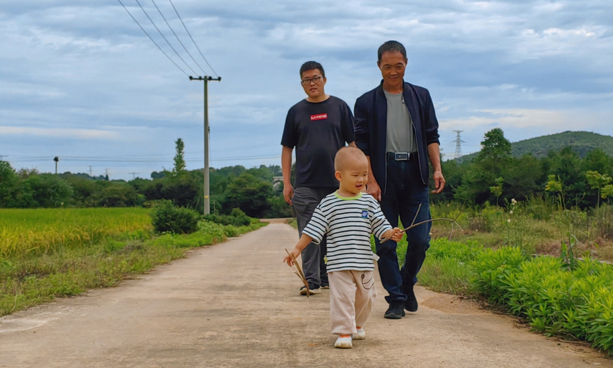 Memoir writer Tong Xiaojun (left) takes a walk with his father and son. Photo: Courtesy of Tong Xiaojun