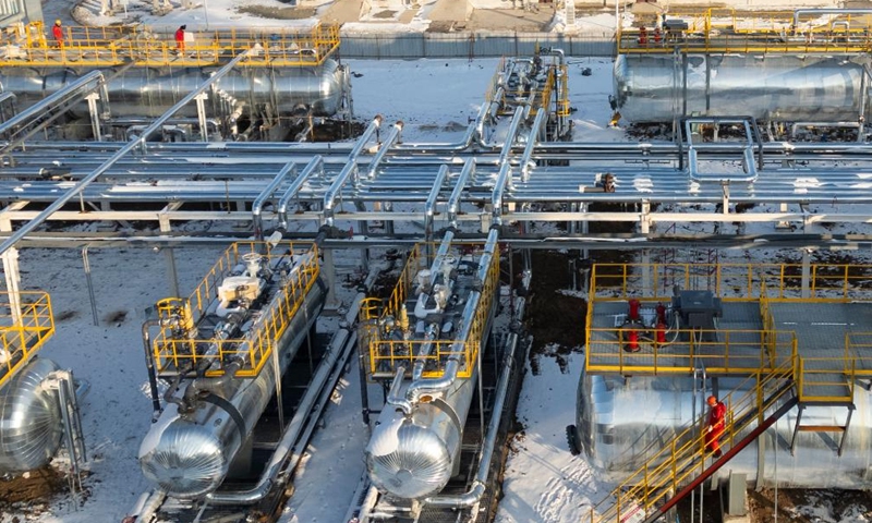 Workers patrol at a combined processing station for shale oil of Jiqing Oilfield, in northwest China's Xinjiang Uygur Autonomous Region, Nov. 24, 2024. (Photo: Xinhua)