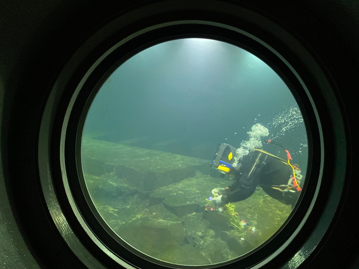 A staff member of the Underwater Museum of Baiheliang works underwater. Photo: Courtesy of the museum