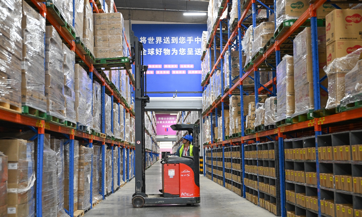 A cross-border e-commerce business worker delivers imported goods in Hangzhou, East China's Zhejiang Province on November 14, 2024. Photo: VCG