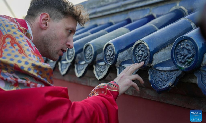 Evan Kail visits Tiantan (Temple of Heaven) Park in Beijing, capital of China, Nov. 21, 2024. (Xinhua/Ju Huanzong)