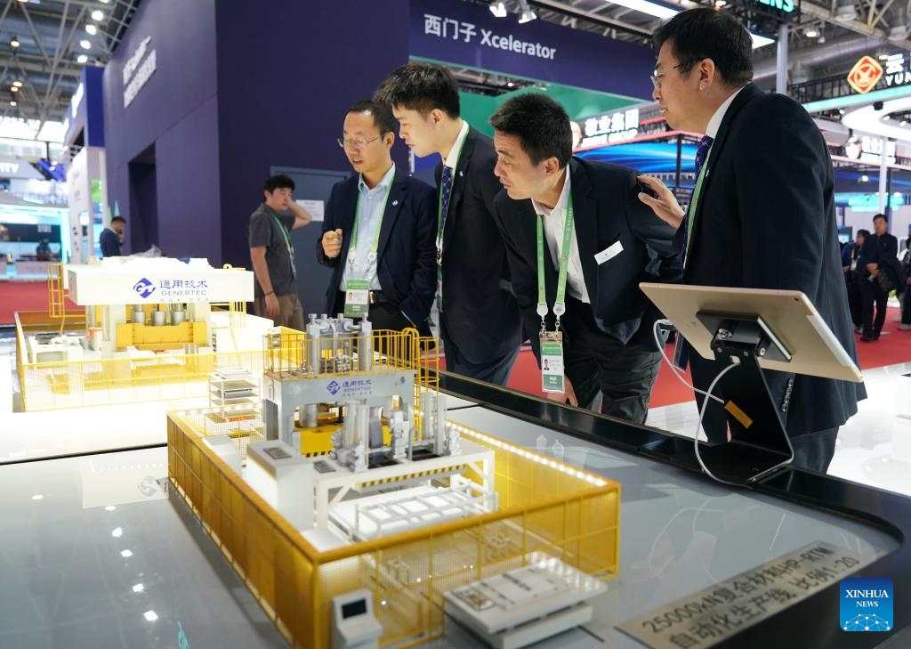 People view the model of an automated production line at the booth of China General Technology (Group) Holding Co., Ltd (Genertec) in the Advanced Manufacturing Chain exhibition area of the second China International Supply Chain Expo in Beijing, capital of China, Nov. 27, 2024. (Xinhua/Zhang Chenlin)