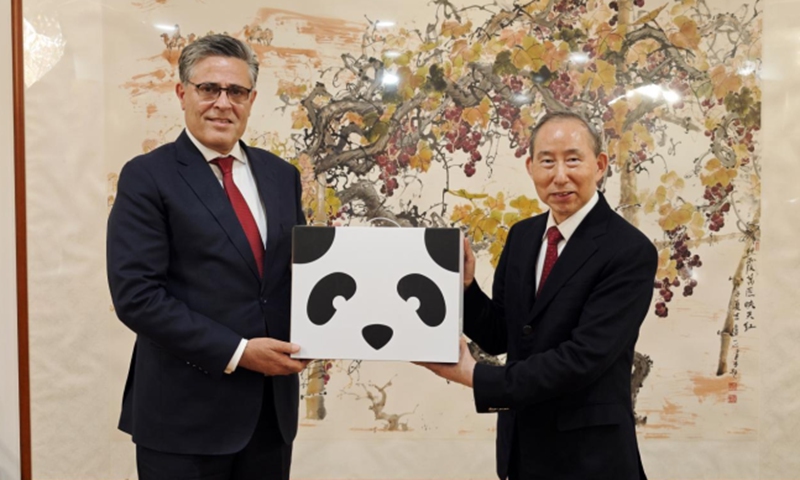 Long Yuxiang (right) sends a gift to Pakistani Ambassador to China Khalil Hashmi at the exhibition. Photo: China.com