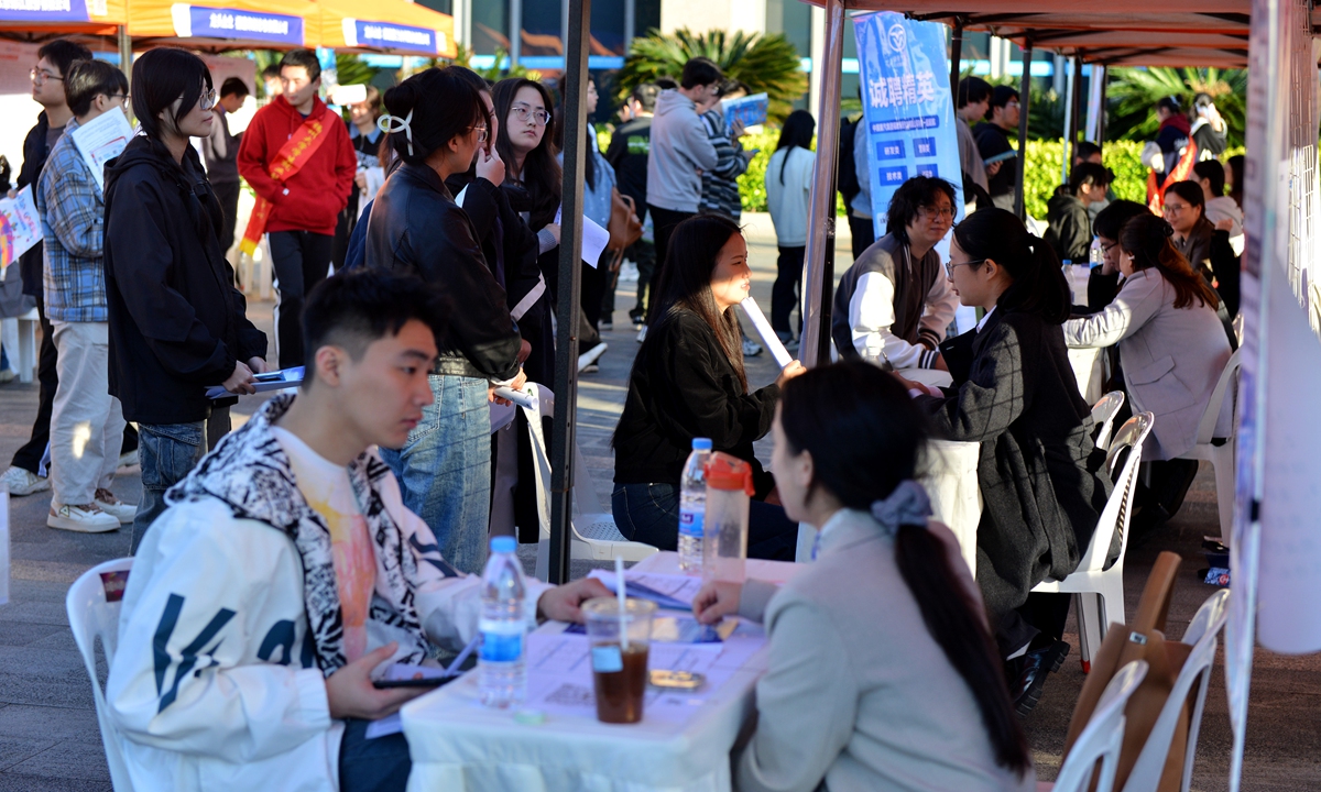 
Students participate in a job fair for college graduates in Fuzhou, East China's Fujian Province, on November 28, 2024. A total of 120 employers offered 386 positions, with a demand for over 2,000 candidates, covering various fields such as electronic information, new materials, new energy, equipment manufacturing, and new media. Photo: VCG