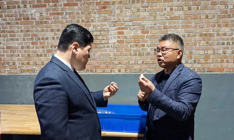 Consul General Kyraubayev Zhoshykhan (left) visits a mugwort industry park. Photo: bureau of foreign economic and technological cooperation in Linwei, Weinan