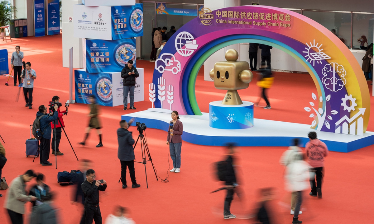 Reporters talk to the camera at the 2nd China International Supply Chain Expo, which kicked off on November 26 in Beijing. Photo: Chen Tao/GT